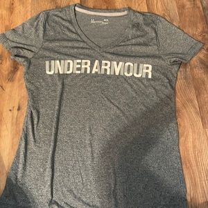 Medium Under Armour Heat Gear Loose V Neck Top